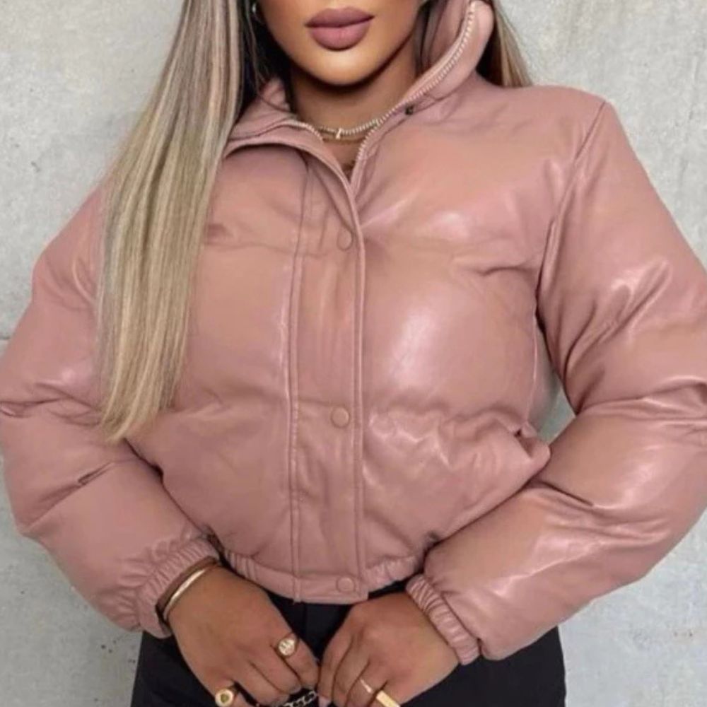 Jaqueta Puffer Feminina de Couro Forrada com Capuz