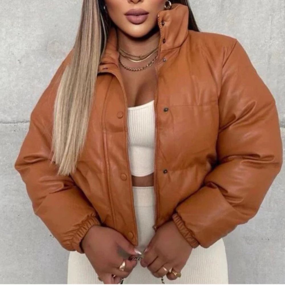 Jaqueta Puffer Feminina de Couro Forrada com Capuz